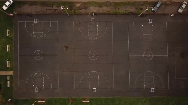 Antenne Udsigt Tre Udendørs Basketball Baner Fundet Lokal Park – Stock-video