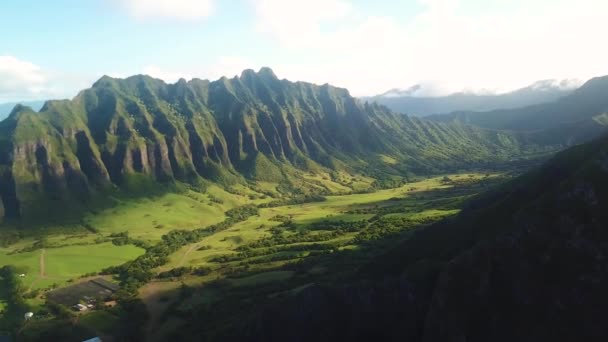 Egy Drónlövedék Ami Felfedi Kualoa Hegység Kualoa Park Titkait — Stock videók