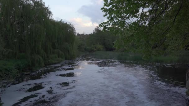 イングランド ウォリックシャー州レミントン スパ近くのオールド ミルヴァートンの静かな夜に古い廃墟の家によって池に水を流します — ストック動画