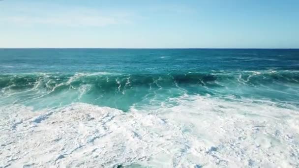 Drone Tiré Suite Une Puissante Vague Large Côte Nord Oahu — Video