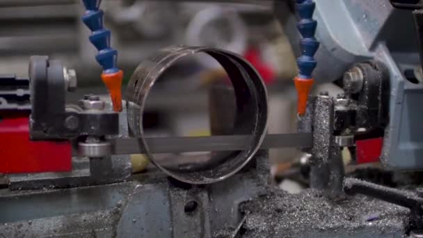 産業用鋸機械による鋼管の切断 スローモーション — ストック動画