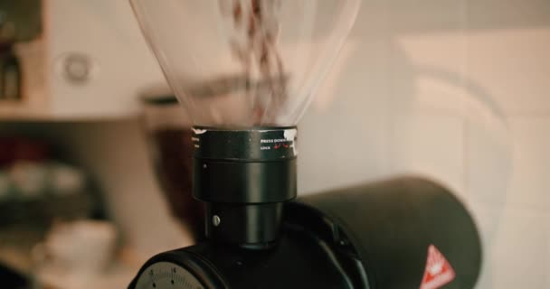 Κόκκους Καφέ Έναν Μύλο — Αρχείο Βίντεο