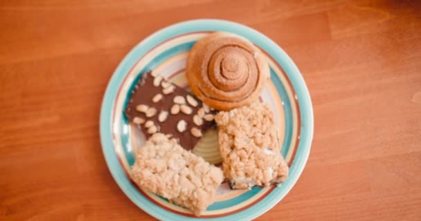 Fermer Morceaux Gâteau Rouleau Cannelle Gâteau Chocolat Sur Une Assiette — Video