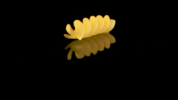 Scivolando Una Fusilli Spiral Pasta Superficie Nera Specchiata — Video Stock