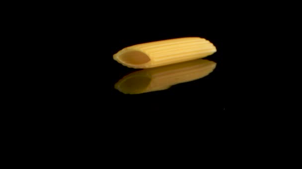 黒い鏡のテーブルの上を1ペンを通過するドリーカメラのスライド — ストック動画