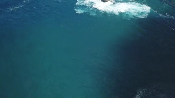 Her Yönden Dalgalarla Vurulan Issız Bir Kayalık Adayı Gözler Önüne — Stok video