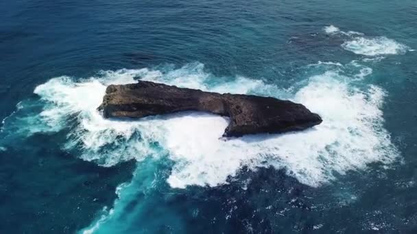 Drohnenschuss Kreist Eine Isolierte Insel Vor Der Küste Von Oahu — Stockvideo
