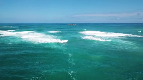 Drone Survole Océan Bleu Cristallin Vers Une Petite Île Rocheuse — Video