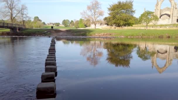 Dolly Shot Stepping Stones River Atravessando Câmera Lenta Abadia Bolton — Vídeo de Stock