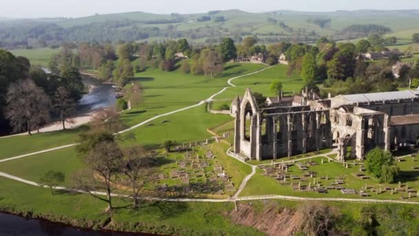 Flygfoto Panoramic Flyby Bolton Abbey Ruiner Vackra Soliga Somrar Morgon — Stockvideo