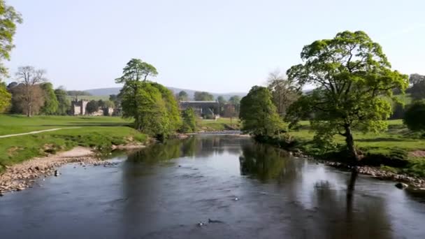 Aerial Dolly Strzał Wzdłuż Rzeki Kierunku Bolton Abbey Następnie Wznosząc — Wideo stockowe