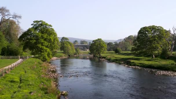 Aerial Pedestal Shot Revealing Bolton Abbey Distance Path River Foreground — Wideo stockowe