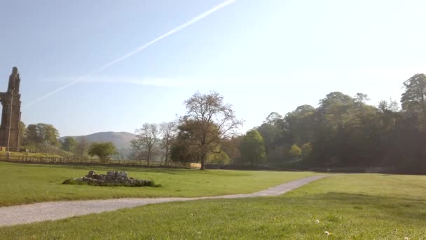 Pan Reveal Bolton Abbey Ruins Pięknym Sunny Summer Morning Yorkshire — Wideo stockowe