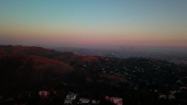 Flyover Hollywood Hills Προς Downtown Griffith Observatory Στα Αριστερά Κατά — Αρχείο Βίντεο