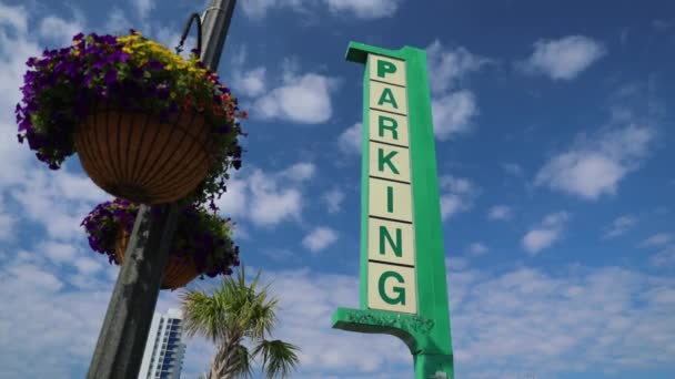 Push Toma Paralaje Del Viejo Cartel Estacionamiento Myrtle Beach Carolina — Vídeos de Stock