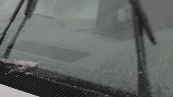 Limpadores Pára Brisas Lutando Para Mover Durante Chuva Gelada — Vídeo de Stock