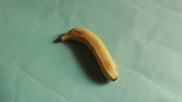 Banany Obracają Się Okręgu Odizolowanym Zielonym Tle — Wideo stockowe