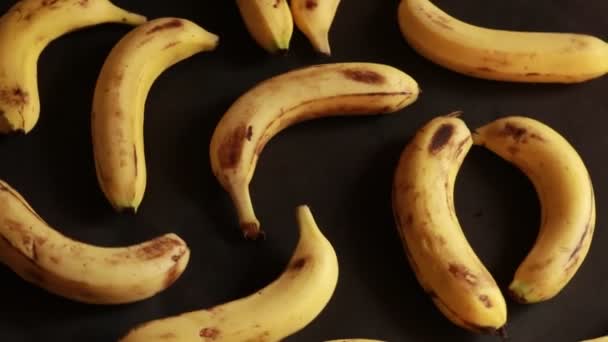 Plátanos Húmedos Deliciosos Maduros Giran Sentido Horario Sobre Plato Negro — Vídeos de Stock