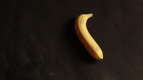 Banany Obracają Się Okręgu Odizolowanym Czarnym Tle — Wideo stockowe