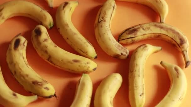 Dojrzałe Pyszne Mokre Banany Obracają Się Zgodnie Ruchem Wskazówek Zegara — Wideo stockowe