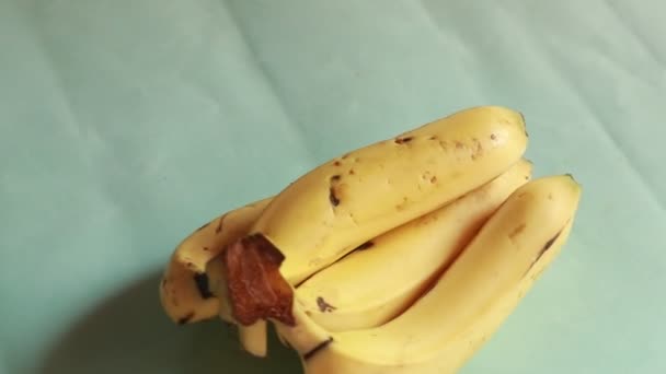 Bando Bananas Girar Sobre Fundo Verde — Vídeo de Stock