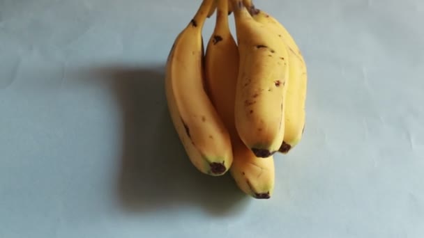Bananas Monte Bananas Gira Prenúncio Interessante Tiro Publicitário Fundo Azul — Vídeo de Stock