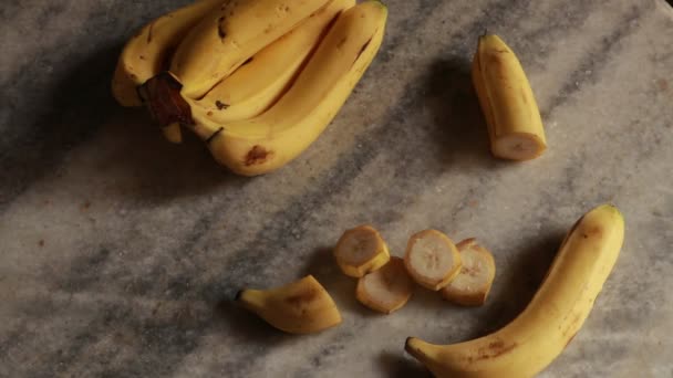 Fatias Banana Fresca Numa Mesa Rotação Lenta Fechar — Vídeo de Stock