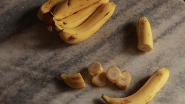 Fatias Banana Fresca Numa Boa Mesa Rotação Lenta Fechar — Vídeo de Stock