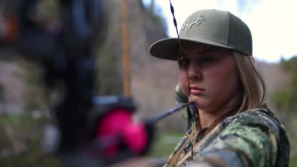 弓と矢を撃つ準備迷彩を身に着けている女性 — ストック動画