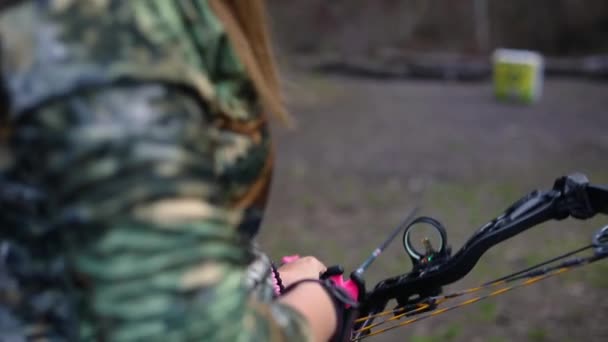 Une Fille Tenant Arc Une Flèche Tirant Vers Position Tir — Video