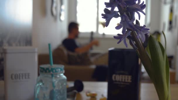 Homme Flou Arrière Plan Assis Sur Canapé Buvant Café Matin — Video