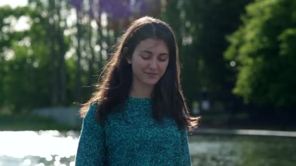 Portrait Fashionable Beautiful Italian Model Walking Tranquil Park Wearing Shimmery — Stock Video
