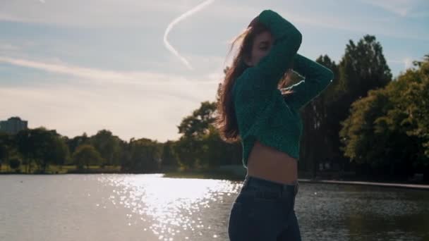 Gorgeous Italian Fashion Model Posing Her Outfit Front Lake London — Stock Video