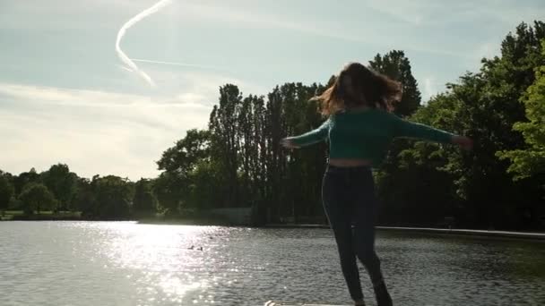 Menina Italiana Bonito Dançando Lado Lago Parque Londres Pulando Movendo — Vídeo de Stock