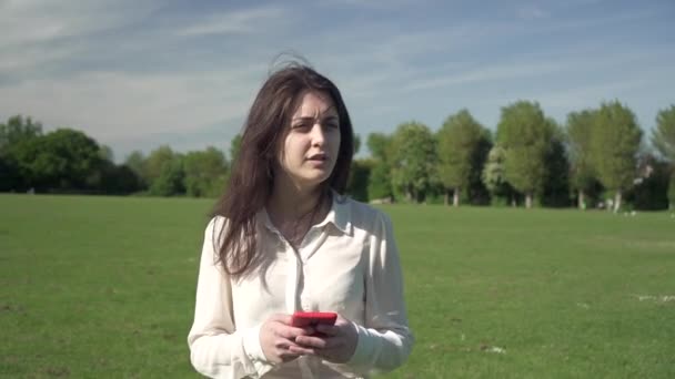 Mutlu Gülümseyen Muhteşem Talyan Kız Akıllı Telefon Zımbırtısıyla Mesaj Yazarken — Stok video