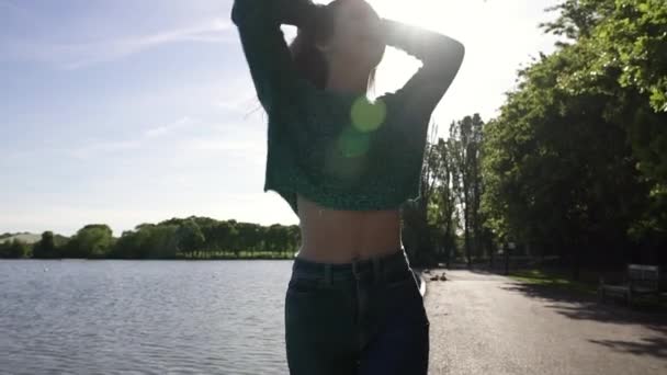 Retrato Uma Modelo Italiana Elegante Bonita Andando Parque Tranquilo Vestindo — Vídeo de Stock