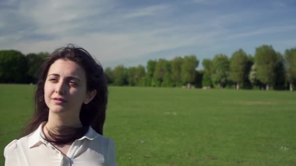 Moda Güzel Bir Talyan Modelin Portresi Huzurlu Bir Parkta Yürüyor — Stok video