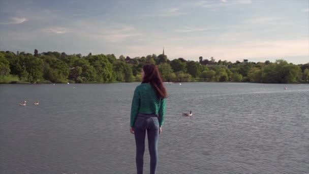 Прекрасна Італійська Модель Позувала Своєму Спорядженні Перед Озером Лондоні Золоту — стокове відео