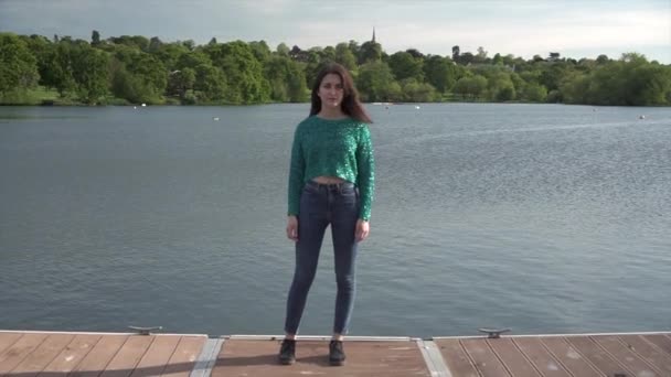 Gorgeous Italian Fashion Model Posing Her Outfit Front Lake London — Stock Video