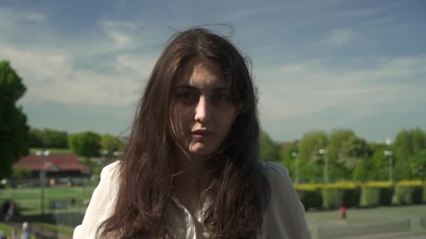 Молодая Итальянка Парке Ярком Солнечном Свете Глядя Камеру Снимает Портрет — стоковое видео