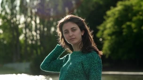 Прекрасна Італійська Модель Позувала Своєму Одязі Парку Лондоні Золоту Годину — стокове відео