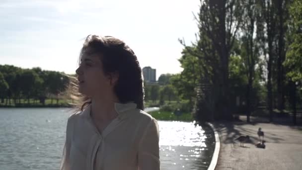근처의 공원에서 셔츠를 거닐며 런던을 둘러보고 수있는 세련되고 아름다운 이탈리아 — 비디오