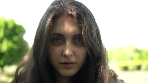 Молодая Итальянка Великолепными Глазами Парке Время Яркого Солнечного Света Глядя — стоковое видео