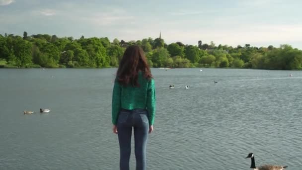 Preciosa Modelo Italiana Posando Atuendo Frente Lago Londres Hora Dorada — Vídeo de stock