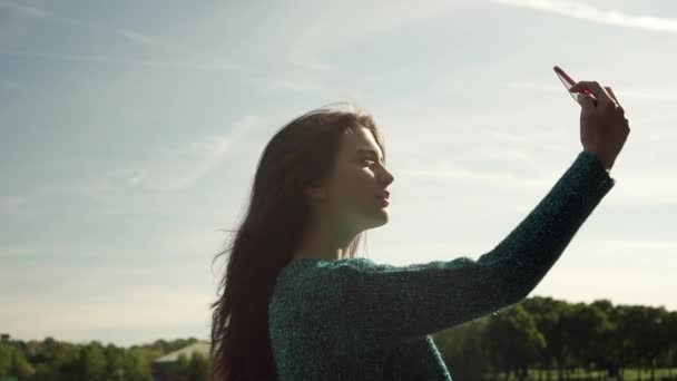 Молодая Итальянка Смартфоном Делает Селфи Открытом Воздухе Парке Лондоне — стоковое видео