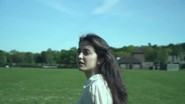 Drehende Kamera Ein Hinreißendes Italienisches Model Das Einem Londoner Park — Stockvideo
