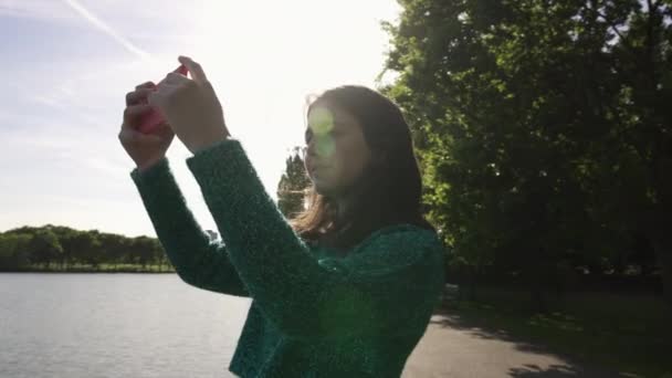 Hübsche Italienische Touristin Beim Fotografieren Eines Parks Wimbledon London Glückliche — Stockvideo