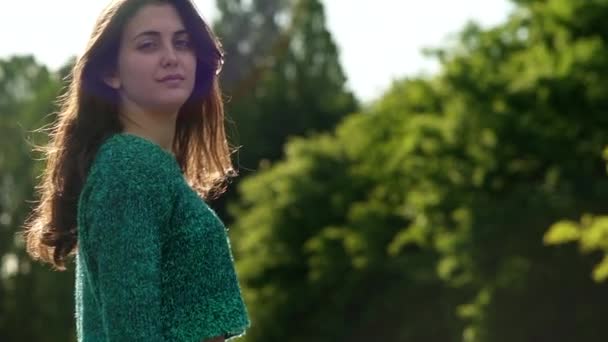 Preciosa Modelo Italiana Posando Traje Parque Londres Hora Dorada Concepto — Vídeo de stock