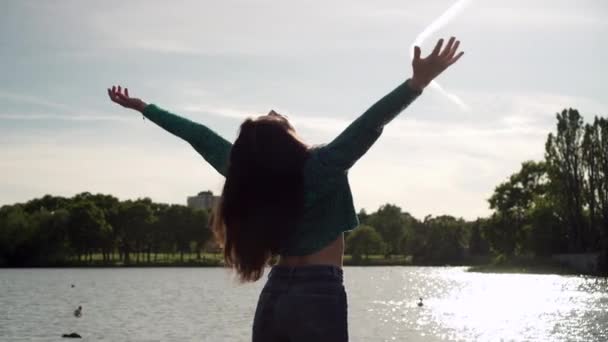 Italiancă Superbă Brațele Ridicate Uită Apus Soare Deasupra Lacului Fata — Videoclip de stoc