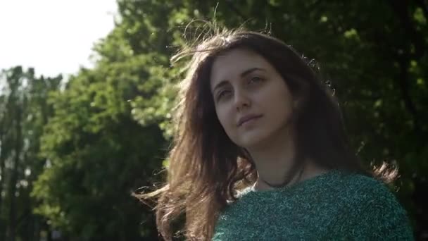 漂亮的意大利女游客在温布尔登伦敦的一个公园拍照 快乐的年轻旅游妇女用她的智能手机拍照 — 图库视频影像